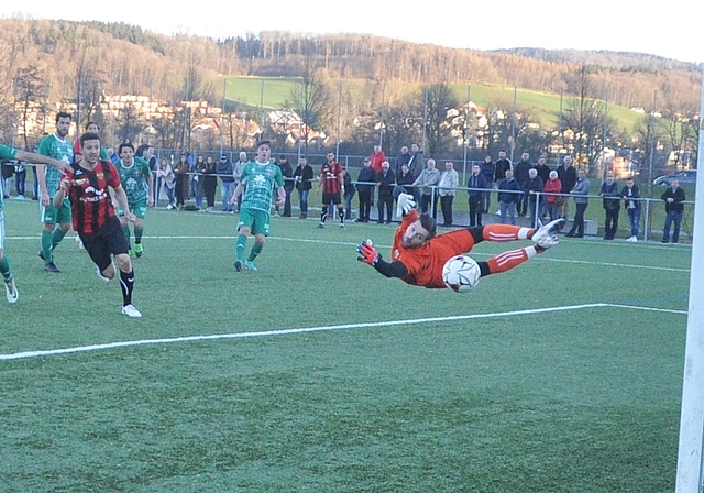 Die Flugkünste von Linth-Keeper Savanovic reichen nicht, um den WB-Siegtreffer durch Capone (verdeckt) zu verhindern. <em>(Bild Kaspar Köchli)</em>