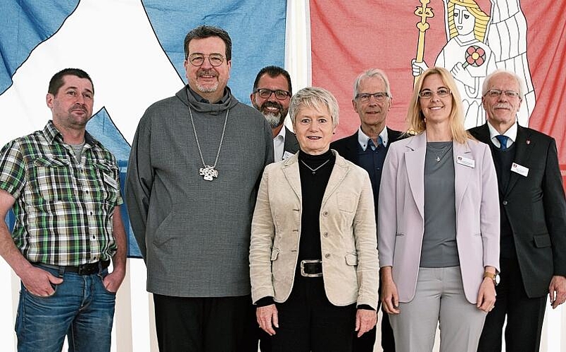 Repräsentantinnen und Repräsentanten beider Seiten, die an der Klostergründung beteiligt waren, von links: Markus Langenstein, Präsident Burgergemeinde Engelberg, Abt Christian, Statthalter Claude Schmidt, Regierungsrätin Jacqueline Fehr, der Stalliker Gemeindepräsident, Werner Michel, Cornelia Amstutz, Gemeinderätin Einwohnergemeinde Engelberg, sowie Alex Höchli, Talammann und Gemeindepräsident von Engelberg. (Bilder Bernhard Schneider)