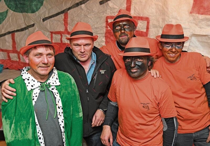Die organisierenden Brüder Frei anlässlich des 15. Alphütte-Beizlis 2018 von links: Albert, Hans, Peter selig (hinten), 
Willi und Henry. (Bild Martin Platter)
