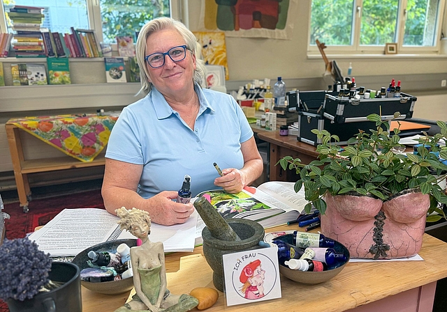 Bernadetta «Beno» Ries in ihrer Praxis in Bonstetten. (Bild Deviprasad Rao)
