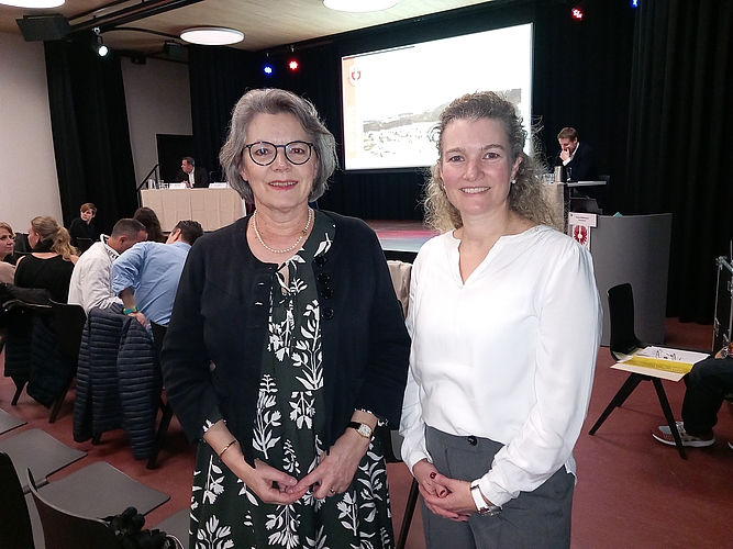 Gemeindepräsidentin Katrin Röthlisberger und Finanzvorständin Sarah Willimann führten durch die Gemeindeversammlung der politischen Gemeinde Wettswil (Bild Marcus Weiss)