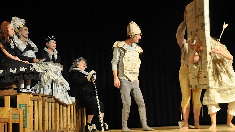 Königsfamilie und Publikum amüsieren sich über die köstliche Komik im Schauspiel der Handwerker. (Bild Denise Bohnert)