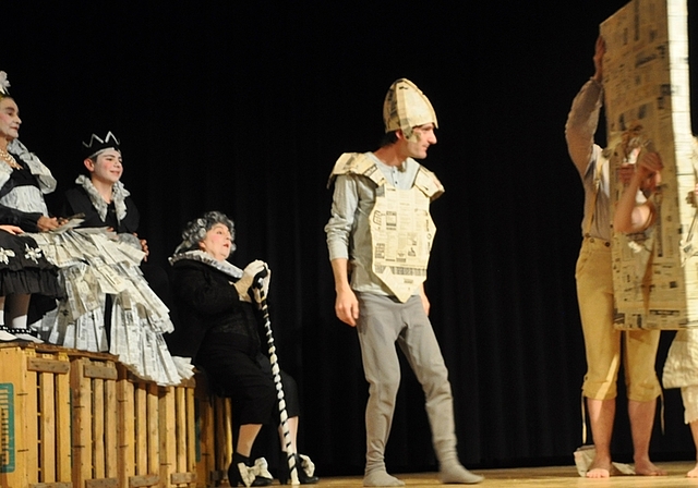 Königsfamilie und Publikum amüsieren sich über die köstliche Komik im Schauspiel der Handwerker. (Bild Denise Bohnert)