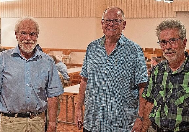 Gastgeber Claude Wuillemin von der SVP Bonstetten, flankiert von den Referenten Hans Gebhard (links), der den Obfelder Alleingang vorstellte und Karl Sigrist, Leiter des Leitungsausschusses KG+. (Bild Salomon Schneider)