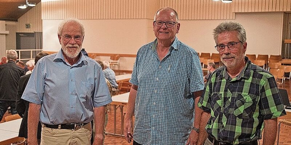 Gastgeber Claude Wuillemin von der SVP Bonstetten, flankiert von den Referenten Hans Gebhard (links), der den Obfelder Alleingang vorstellte und Karl Sigrist, Leiter des Leitungsausschusses KG+. (Bild Salomon Schneider) Gastgeber Claude Wuillemin von der SVP Bonstetten, flankiert von den Referenten Hans Gebhard (links), der den Obfelder Alleingang vorstellte und Karl Sigrist, Leiter des Leitungsausschusses KG+. (Bild Salomon Schneider)