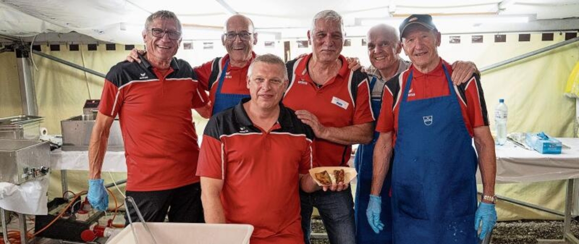 Die Männerriege Ottenbach verwöhnte die Gäste mit ihren bekannten Fisch-Chnusperli.