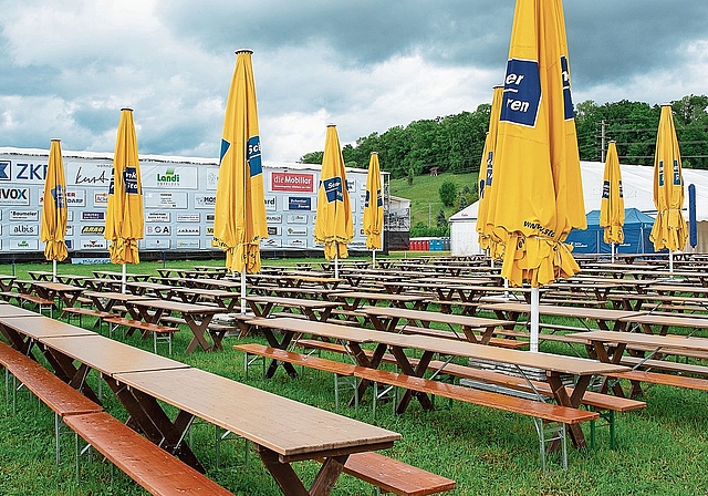 Blick auf den noch geschlossenen Biergarten: Wenn das Wetter mitspielt, kommen die grossen Schirme auch tatsächlich als Sonnenschirme zum Einsatz – und nicht als Regenschirme.