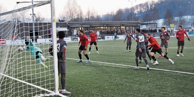 Dietikons Keeper Aleksandar Trazivuk streckt sich vergebens nach dem Schuss von Claudius Brüniger (verdeckt) zum 1:0. (Bild Kaspar Köchli)