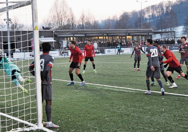 Dietikons Keeper Aleksandar Trazivuk streckt sich vergebens nach dem Schuss von Claudius Brüniger (verdeckt) zum 1:0. (Bild Kaspar Köchli)