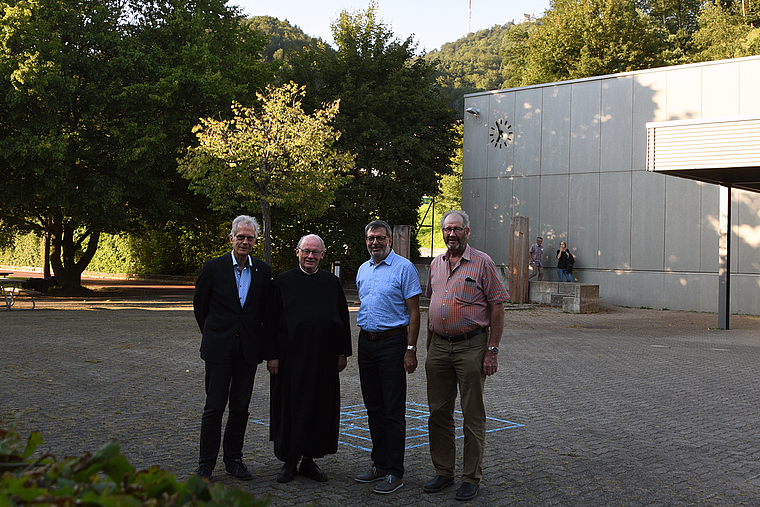 In der Mitte ist der Burghügel «Ofengüpf» am Horizont erkennbar, rechts der Üetliberg Kulm, der auf Stalliker Gemeindegebiet steht. Darunter von links: Gemeindepräsident Werner Michel, der Sagenerzähler Pater Thomas Blättler, Beat Christen, v