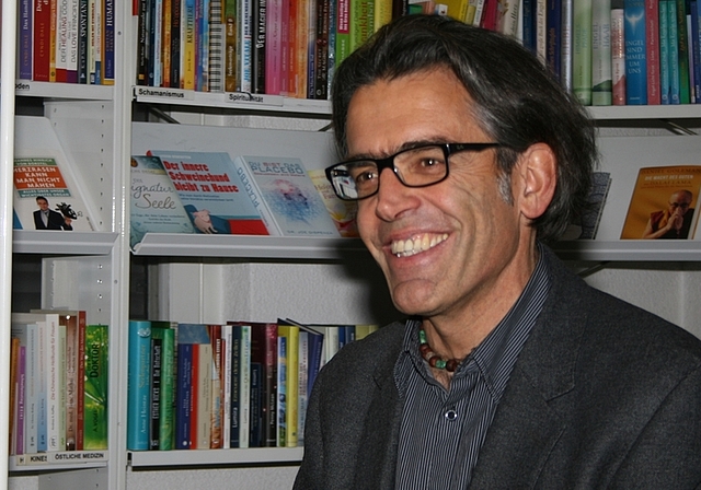 Autor und Historiker Wilfried Meichtry las am vergangenen Freitag in der Buchhandlung Scheidegger aus seinem neusten Buch «Die Welt ist verkehrt, nicht wir!» (Bild Regula Zellweger)
