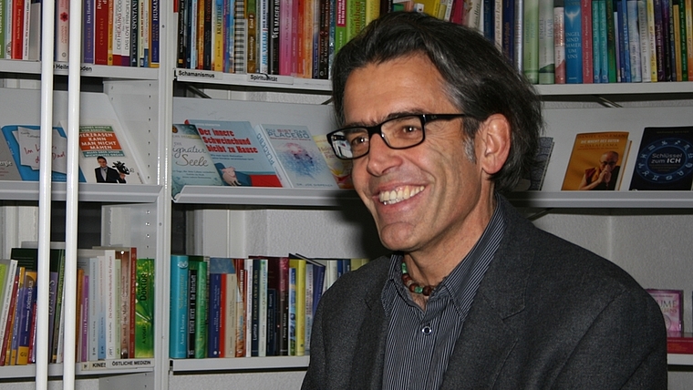 Autor und Historiker Wilfried Meichtry las am vergangenen Freitag in der Buchhandlung Scheidegger aus seinem neusten Buch «Die Welt ist verkehrt, nicht wir!» (Bild Regula Zellweger)