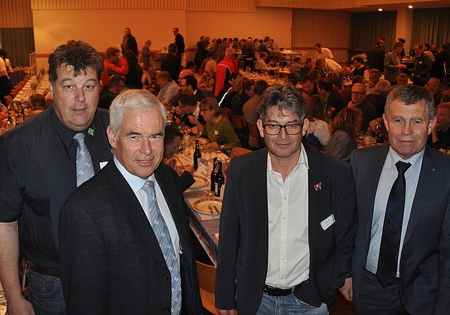 An der Delegiertenversammlung des Zürcher Bauernverbandes im Bonstetter Gemeindesaal, von links: ZBV-Geschäftsführer Ferdi Hodel, ZBV-Präsident Hans Frei, Vorstandsmitglied Martin Haab und Regierungsrat Ernst Stocker. (Bild Werner Schneiter)
