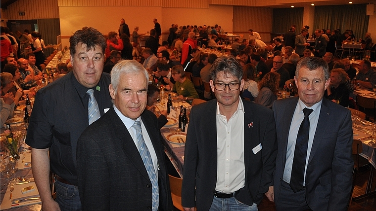 An der Delegiertenversammlung des Zürcher Bauernverbandes im Bonstetter Gemeindesaal, von links: ZBV-Geschäftsführer Ferdi Hodel, ZBV-Präsident Hans Frei, Vorstandsmitglied Martin Haab und Regierungsrat Ernst Stocker. (Bild Werner Schneiter)