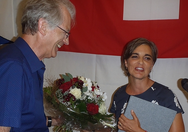 Blumen für Valérie Battiston von Gemeindepräsident Werner Michel. <em>(Bild Hans Reding)</em>
