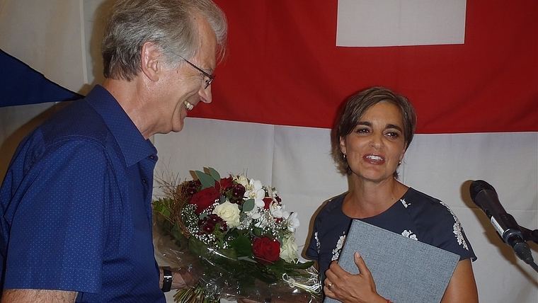 Blumen für Valérie Battiston von Gemeindepräsident Werner Michel. <em>(Bild Hans Reding)</em>