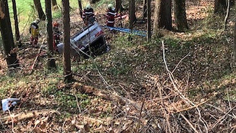 Schwierige Rettungsarbeiten im steilen Gelände. <em>(Bild Kapo ZH)</em>