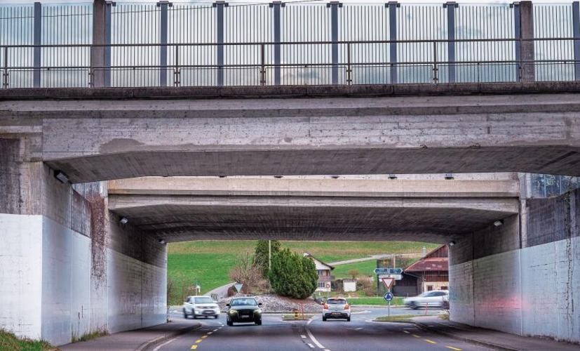 Schon fast grossstädtisch wirkend: der Verkehrskreisel in Knonau, der südlichste im Bezirk Affoltern, der durch eine Autobahn- und eine Eisenbahnbrücke vom Dorfzentrum getrennt ist. (Bilder Daniel Vaia)