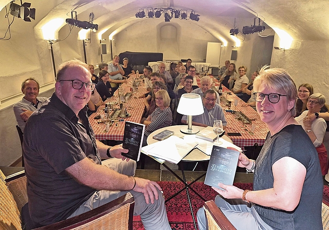 Susanne und Beat Sandhofer bei der Buchvernissage im «lamarotte» in Affoltern: Der Kriminalroman «Fundament des Schweigens» ist ein Gemeinschaftswerk. (Bild Werner Schneiter)