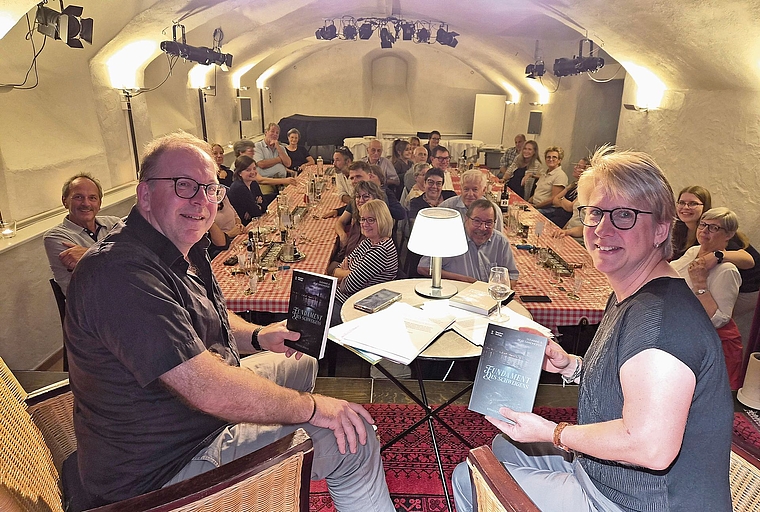 Susanne und Beat Sandhofer bei der Buchvernissage im «lamarotte» in Affoltern: Der Kriminalroman «Fundament des Schweigens» ist ein Gemeinschaftswerk. (Bild Werner Schneiter)