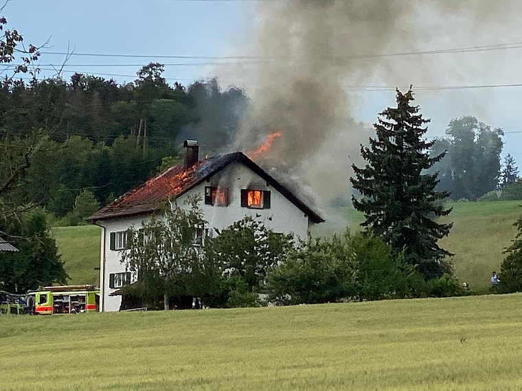 Folgeeinsatz in Zwillikon: Beim Eintreffen der Feuerwehr stand das Dach­geschoss des freistehenden Hauses bereits in Vollbrand. (Bild Roger Marti)
