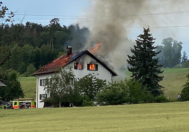Folgeeinsatz in Zwillikon: Beim Eintreffen der Feuerwehr stand das Dach­geschoss des freistehenden Hauses bereits in Vollbrand. (Bild Roger Marti)