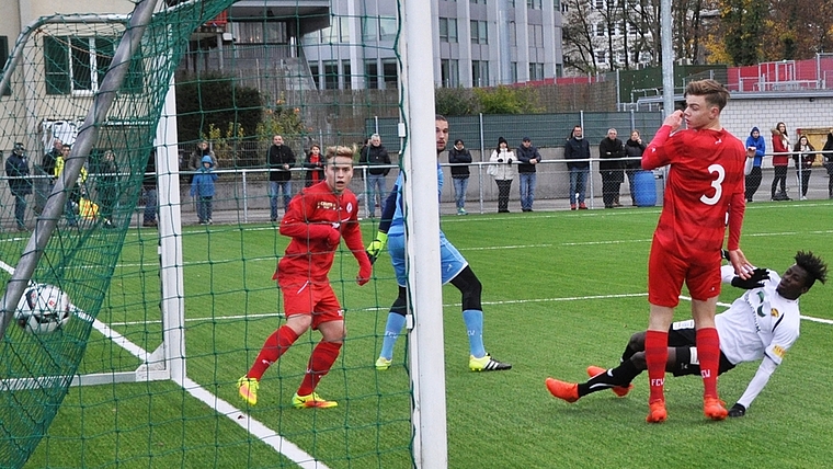 Winterthur bleibt das Nachsehen bei WBs Siegestreffer durch Bozic (verdeckt). (Bild Kaspar Köchli)