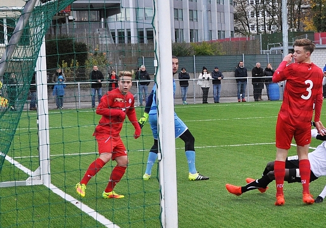 Winterthur bleibt das Nachsehen bei WBs Siegestreffer durch Bozic (verdeckt). (Bild Kaspar Köchli)