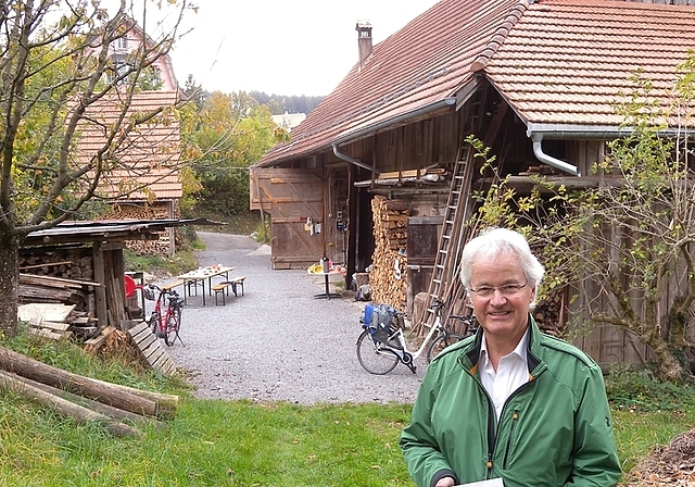 Der Präsident der Stiftung Rotenbirben, Urspeter Sauder, freut sich, die neue Jubiläumsschrift zu präsentieren. Im Hintergrund das Gebäude des altehrwürdigen Hofes. <em>(Bild Marianne Voss)</em>