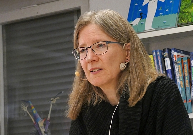 Krimi- und Jugendbuchautorin Petra Ivanov ist offen und erfahren im Umgang mit Fragen aus dem Publikum. <em>(Bild Regula Zellweger)</em>
