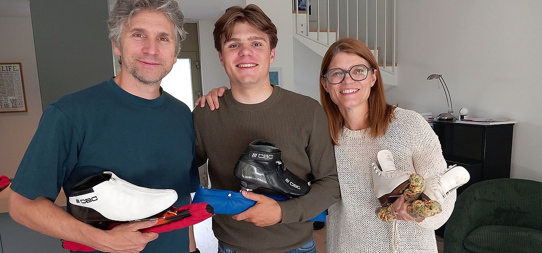 Aurel Chiper mit seinen Eltern Gheorghe und Sandra Chiper. Seine Mutter hält hier die Schlittschuhe aus Kindertagen, mit denen Aurel seine ersten Erfahrungen auf dem Eis gemacht hat.
