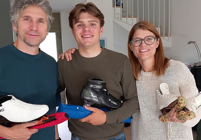 Aurel Chiper mit seinen Eltern Gheorghe und Sandra Chiper. Seine Mutter hält hier die Schlittschuhe aus Kindertagen, mit denen Aurel seine ersten Erfahrungen auf dem Eis gemacht hat.