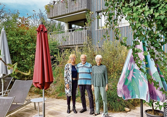 Manuela Brinkmann (links), Heiner Stolz und Heidi Hollenweger wohnen seit 2015 im «Lindenbach» in Obfelden und schätzen den Lebensstil, der hier gelebt wird. (Bild Regula Zellweger)