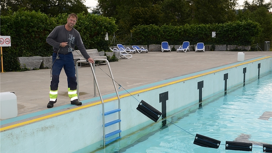 Der Winter kann kommen: Badmeister Paul Höhener montiert in Obfelden die Eisbrecher. (Bilder Martin Mullis) Der Winter kann kommen: Badmeister Paul Höhener montiert in Obfelden die Eisbrecher. (Bilder Martin Mullis)
