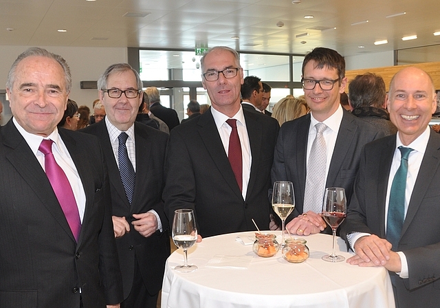 Gewinnausschüttung in den modernisierten Räumen der ZKB Affoltern, von links: Bruno Dobler, Mitglied des Bankpräsidiums; Hans Kaufmann, Bankrat; Mario Landolt, Leiter Firmenkunden Marktgebiet West; Martin Bardenhewer, stv. CFO; Martin Diethelm, Fi