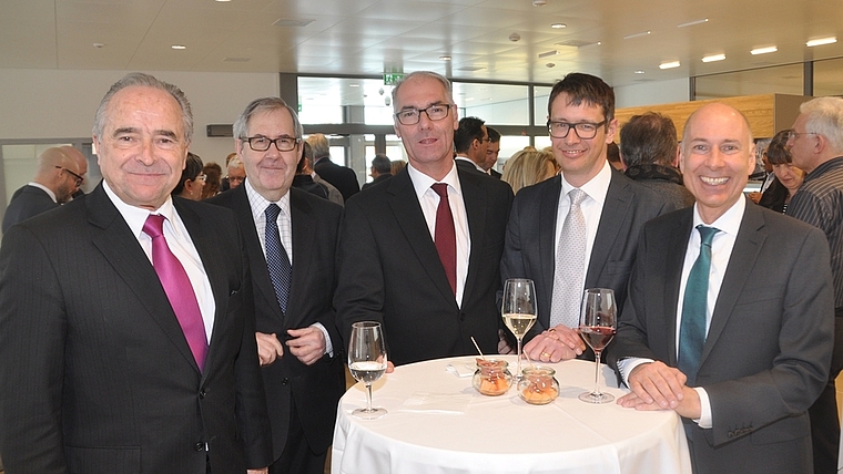 Gewinnausschüttung in den modernisierten Räumen der ZKB Affoltern, von links: Bruno Dobler, Mitglied des Bankpräsidiums; Hans Kaufmann, Bankrat; Mario Landolt, Leiter Firmenkunden Marktgebiet West; Martin Bardenhewer, stv. CFO; Martin Diethelm, Fi