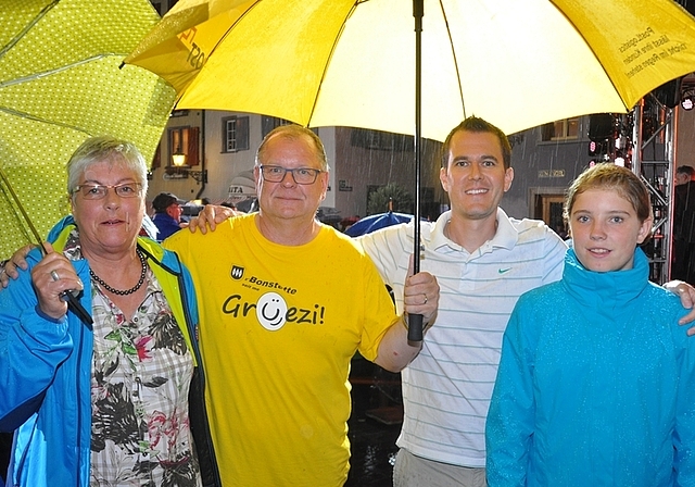 Hatten in der ersten Runde kein Jassglück, steigerten sich dann aber eindrücklich: Die Bonstetter Donschtig-Jass-Vertretung mit Regina Kaiser, Claude Wuillemin, Roman Denoth und Isabel Rutishauser (von links). (Bild Werner Schneiter)