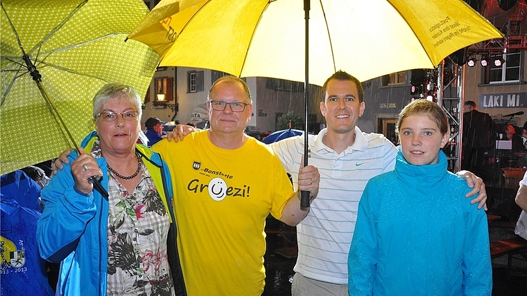 Hatten in der ersten Runde kein Jassglück, steigerten sich dann aber eindrücklich: Die Bonstetter Donschtig-Jass-Vertretung mit Regina Kaiser, Claude Wuillemin, Roman Denoth und Isabel Rutishauser (von links). (Bild Werner Schneiter)