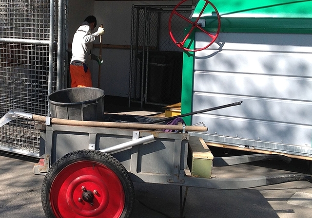 Der 24-jährige Afghane Mumtaz Azizi sorgt mit seinem Handwagen für Ordnung im Dorfzentrum Ottenbach. (Bild zvg.)