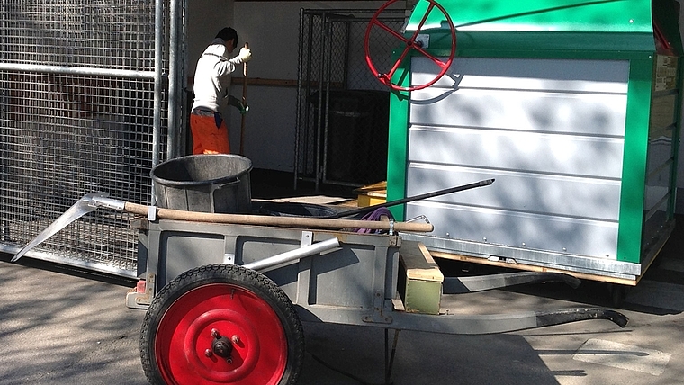Der 24-jährige Afghane Mumtaz Azizi sorgt mit seinem Handwagen für Ordnung im Dorfzentrum Ottenbach. (Bild zvg.)
