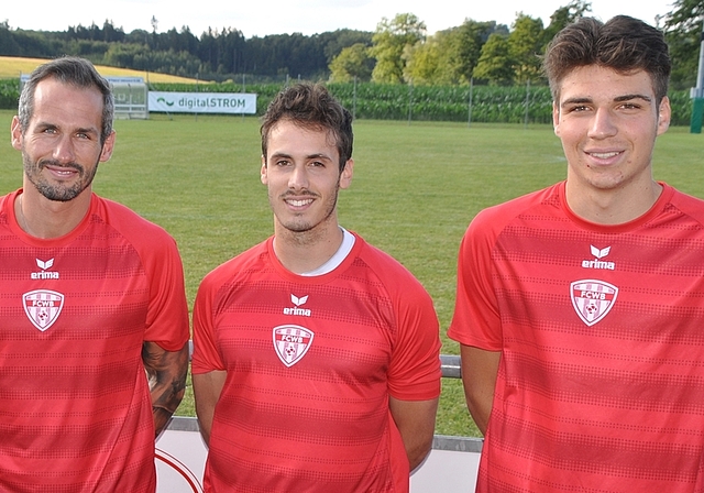 Drei der vier neuen WB-Spieler (von links): Raphael Mollet, Marcello Massaro (beide von Thalwil) und Luca Rüegger (FCZ U18). <em>(Bild Kaspar Köchli)</em>