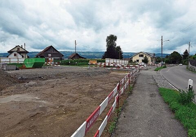 Die Vorbereitungsarbeiten für die Tagbaustelle der Unterfahrung Bickwil betreffen namentlich die Werkleitungen, die während der ganzen Bauzeit uneingeschränkt nutzbar sein müssen. (Bild Bernhard Schneider)