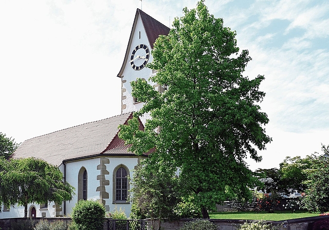Die Kirche Knonau wurde 1519 fertiggestellt. Auffallend ist das für diese Zeit typische Käsbissendach. (Bild Bernhard Schneider)