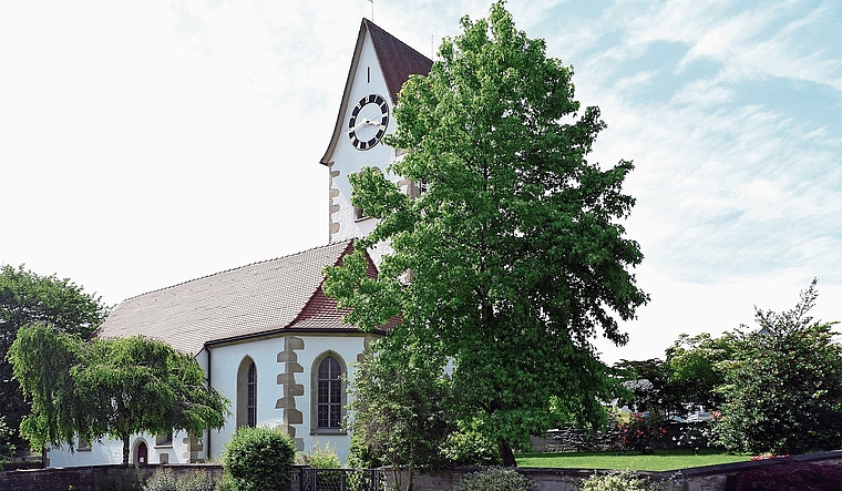 Die Kirche Knonau wurde 1519 fertiggestellt. Auffallend ist das für diese Zeit typische Käsbissendach. (Bild Bernhard Schneider)