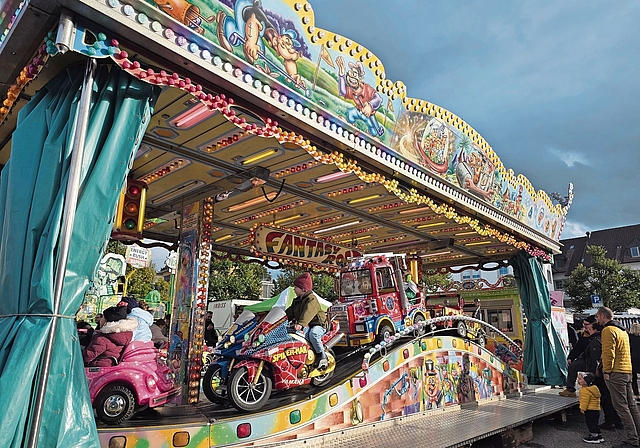 Die Kleinsten hatten grosse Freude an der «Fantasy Road» (l,), während die älteren Kinder und Jugendlichen sich am rasanten «Twister» erfreuten. Ganz Mutige trauten sich gar auf die «Hulk-Pendelride» (unten rechts); aber erst ab Samstag, denn