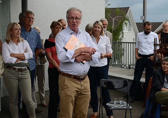 Gemeinderat Bruno Fuchs stellt die Ausstellung auf humorvolle Weise vor. Rechts hinter ihm steht Gemeindepräsidentin Nadia Hausheer. <em>(Bild Bernhard Schneider)</em>