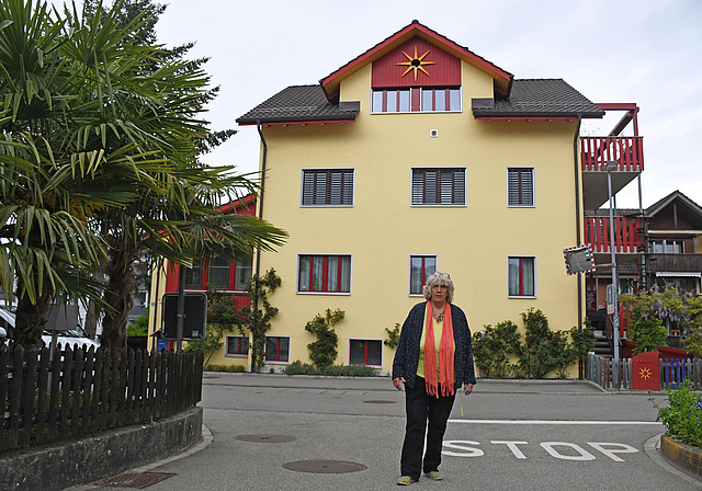 Auch das neue Haus ist mit Sonnenstrahlen verziert. Eingezogen ist Maya Streich mit ihrem Partner Reto Lang und ihrer Familie im Juni 2015. (Bild Livia Häberling)