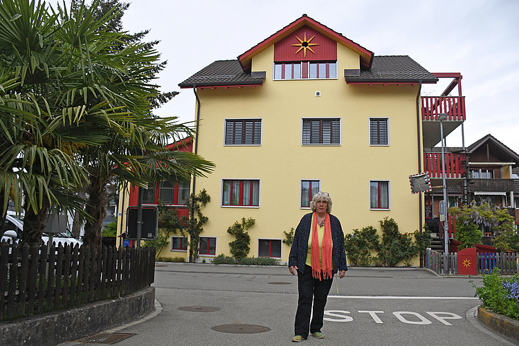 Auch das neue Haus ist mit Sonnenstrahlen verziert. Eingezogen ist Maya Streich mit ihrem Partner Reto Lang und ihrer Familie im Juni 2015. (Bild Livia Häberling)

