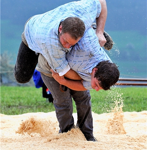 Der beste Ämtler Schwinger Marco Nägeli aus Mettmenstetten legt im fünften Gang Stefan Bickel mit perfektem Hüfter ins Sägemehl. (Bilder Martin Platter)

