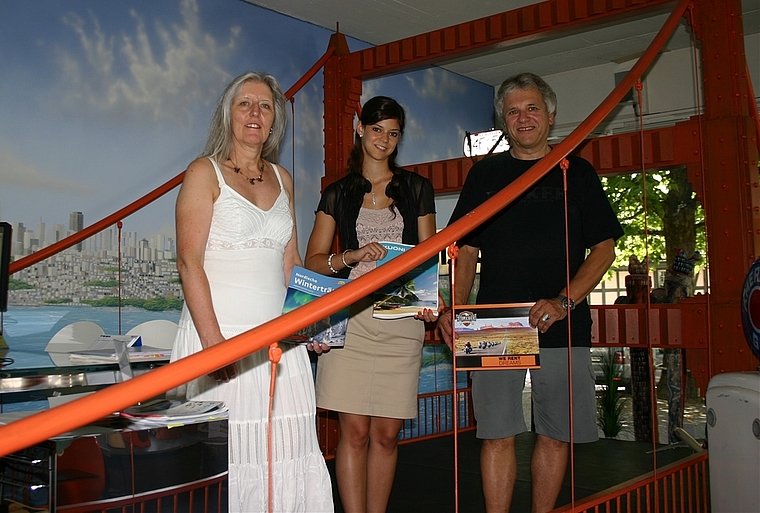 Auf der eigenen Golden Gate Bridge: Das Team der Travel Station & Gallery, von links: Rita und Deborah sowie Hanspeter Scheller. (Bild Livio Fürer)